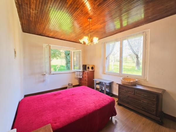 Fumel (47500) Plain pied en pierre crépie - 3 chambres avec grand jardin 3500m²