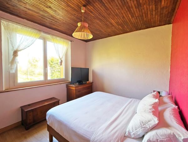 Fumel (47500) Plain pied en pierre crépie - 3 chambres avec grand jardin 3500m²