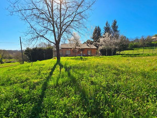 Fumel (47500) Plain pied en pierre crépie - 3 chambres avec grand jardin 3500m²