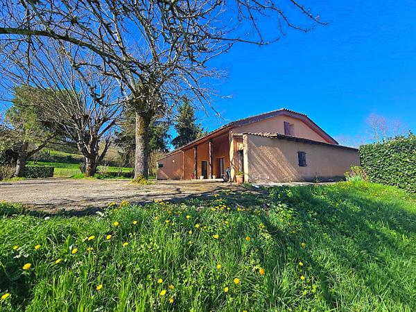 Fumel (47500) Plain pied en pierre crépie - 3 chambres avec grand jardin 3500m²