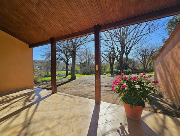 Fumel (47500) Plain pied en pierre crépie - 3 chambres avec grand jardin 3500m²