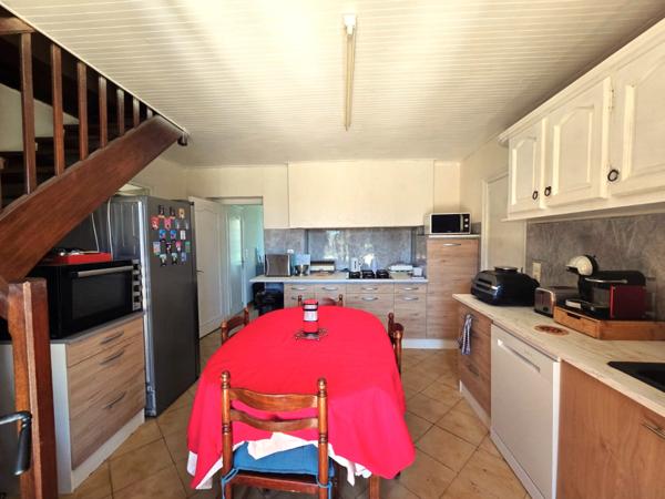 Fumel (47500) Plain pied en pierre crépie - 3 chambres avec grand jardin 3500m²