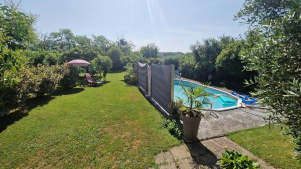 Maison de 213 m², dépendances, garage et piscine sur une parcelle de 847 m²