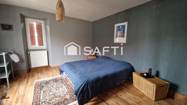 Maison de 213 m², dépendances, garage et piscine sur une parcelle de 847 m²