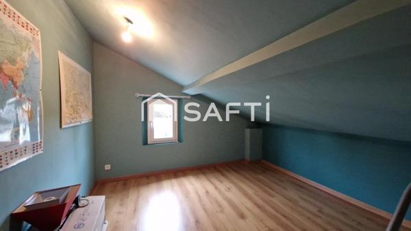 Maison de 213 m², dépendances, garage et piscine sur une parcelle de 847 m²