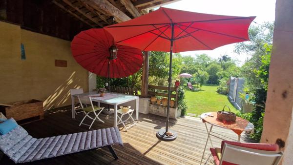 Maison de 213 m², dépendances, garage et piscine sur une parcelle de 847 m²