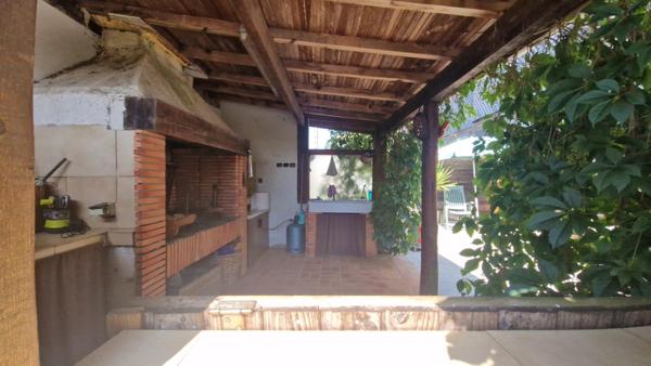 Maison de 213 m², dépendances, garage et piscine sur une parcelle de 847 m²