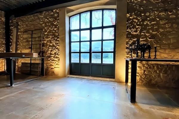 Local/bureau à louer AIX EN PROVENCE (13)dans ancien chai viticole du XVIIIe – 132 m²