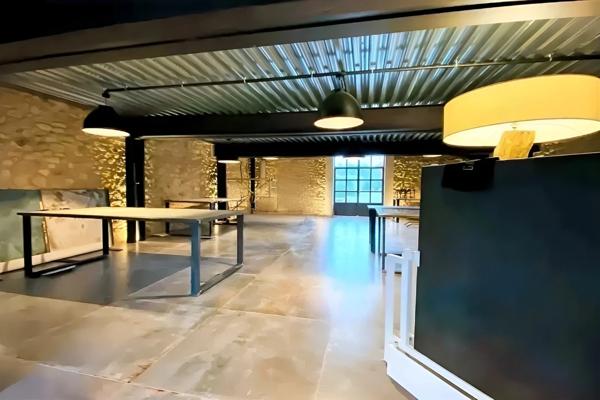 Local/bureau à louer AIX EN PROVENCE (13)dans ancien chai viticole du XVIIIe – 132 m²