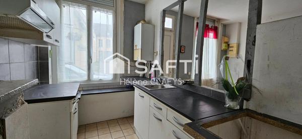 Maison de ville a rénovée, 1 pièce de vie, 2 chambres, 1 bureau, 1 salle de bains et 1 courette. Ideal premier achat ou investiseur