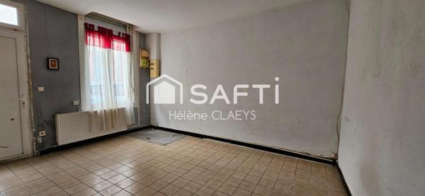 Maison de ville a rénovée, 1 pièce de vie, 2 chambres, 1 bureau, 1 salle de bains et 1 courette. Ideal premier achat ou investiseur