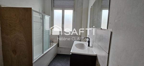 Maison de ville a rénovée, 1 pièce de vie, 2 chambres, 1 bureau, 1 salle de bains et 1 courette. Ideal premier achat ou investiseur