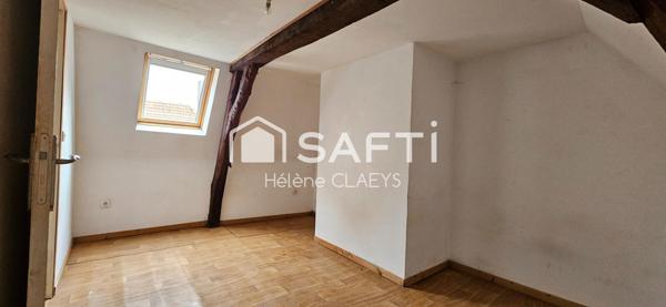 Maison de ville a rénovée, 1 pièce de vie, 2 chambres, 1 bureau, 1 salle de bains et 1 courette. Ideal premier achat ou investiseur