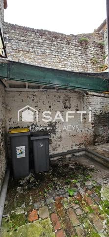 Maison de ville a rénovée, 1 pièce de vie, 2 chambres, 1 bureau, 1 salle de bains et 1 courette. Ideal premier achat ou investiseur