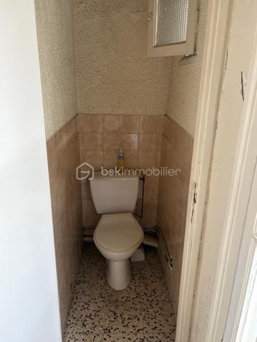 Situé dans le très recherché quartier Haut de Sète, cet appartement de type Studio au 1er étage développe une superficie de 21,34 m² loi Carrez et 22,40 m² au sol.
Il se compose actuellement d'une pièce principale de 18,92 m² Carrez ainsi que d'une salle d'eau avec WC de 2,42 m².
Le logement nécessite une rénovation complète. Il constitue une base intéressante pour créer un petit appartement entièrement repensé et adapté aux standards actuels.
Sa localisation dans l'un des quartiers les plus caractéristiques de Sète en fait un bien particulièrement adapté à un projet d'investissement, un pied-à-terre ou un premier achat, pour un acquéreur prêt à entreprendre les travaux nécessaires.
Un petit bien à fort potentiel dont la valeur réside avant tout dans son emplacement et les possibilités offertes par sa rénovation.