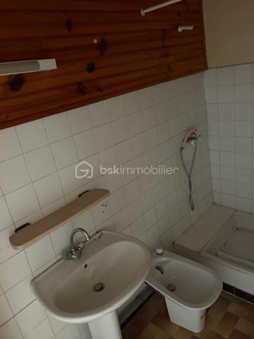 Situé dans le très recherché quartier Haut de Sète, cet appartement de type Studio au 1er étage développe une superficie de 21,34 m² loi Carrez et 22,40 m² au sol.
Il se compose actuellement d'une pièce principale de 18,92 m² Carrez ainsi que d'une salle d'eau avec WC de 2,42 m².
Le logement nécessite une rénovation complète. Il constitue une base intéressante pour créer un petit appartement entièrement repensé et adapté aux standards actuels.
Sa localisation dans l'un des quartiers les plus caractéristiques de Sète en fait un bien particulièrement adapté à un projet d'investissement, un pied-à-terre ou un premier achat, pour un acquéreur prêt à entreprendre les travaux nécessaires.
Un petit bien à fort potentiel dont la valeur réside avant tout dans son emplacement et les possibilités offertes par sa rénovation.