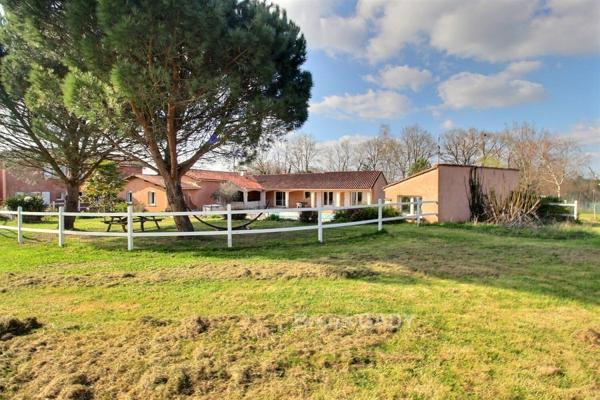 Ensemble 3 habitations , proche Périgueux 13 chambres totalisant 440 m2 sur 12000 m2 de terrain