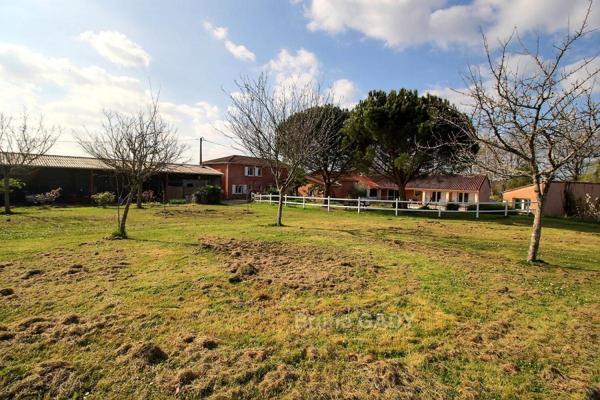 Ensemble 3 habitations , proche Périgueux 13 chambres totalisant 440 m2 sur 12000 m2 de terrain