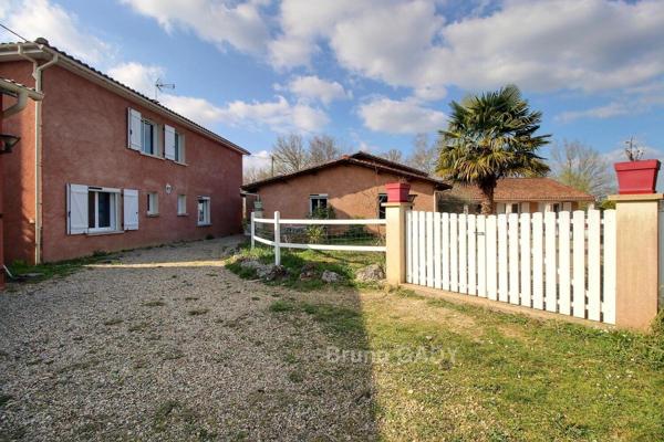 Ensemble 3 habitations , proche Périgueux 13 chambres totalisant 440 m2 sur 12000 m2 de terrain