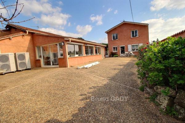 Ensemble 3 habitations , proche Périgueux 13 chambres totalisant 440 m2 sur 12000 m2 de terrain