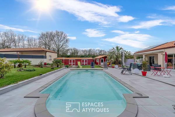 Villa contemporaine de plain pied avec piscine, grand garage et dépendances