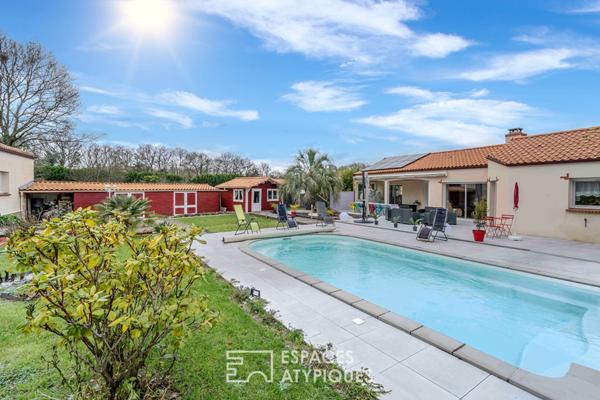 Villa contemporaine de plain pied avec piscine, grand garage et dépendances