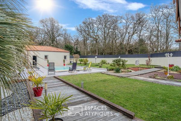 Villa contemporaine de plain pied avec piscine, grand garage et dépendances