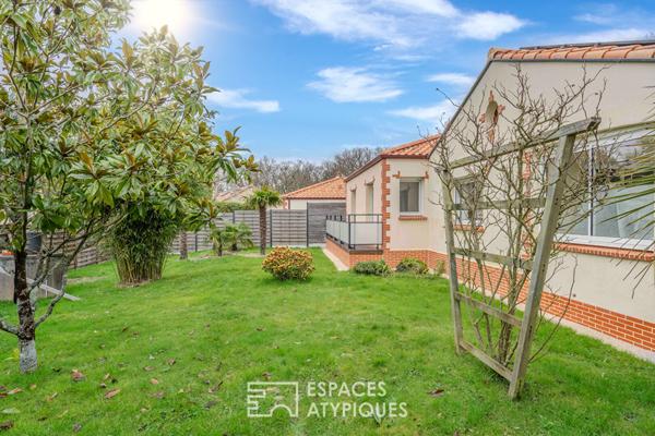 Villa contemporaine de plain pied avec piscine, grand garage et dépendances