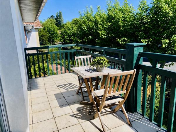 Situé au 1er et dernier étage d’une petite résidence calme et verdoyante, cet agréable appartement T2 de 32 m² bénéficie d’un emplacement recherché au cœur du quartier prisé de Socoa.
À seulement 15 minutes de marche de la plage et dans une ambiance champêtre, l’appartement profite également de la proximité immédiate des commerces et des belles promenades à pied ou à vélo par les piste cyclables le long de la rivière « Untxin », cadre particulièrement agréable permettant de rejoindre facilement l’océan.

L’appartement se compose :

D’une entrée avec grand placard,
D’une salle d’eau,
D’une chambre avec placard ouvrant sur la terrasse,
D’un séjour lumineux avec cuisine ouverte donnant également sur une belle terrasse de 10 m² bien exposée sans vis à vis.

Une place de parking privative au sein de la résidence ainsi qu’un local vélos commun complètent ce bien.
Aucuns travaux à prévoir.
Un bien idéal pour une résidence principale, un pied-à-terre ou un investissement locatif, dans un secteur recherché de la côte basque.