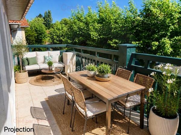 Situé au 1er et dernier étage d’une petite résidence calme et verdoyante, cet agréable appartement T2 de 32 m² bénéficie d’un emplacement recherché au cœur du quartier prisé de Socoa.
À seulement 15 minutes de marche de la plage et dans une ambiance champêtre, l’appartement profite également de la proximité immédiate des commerces et des belles promenades à pied ou à vélo par les piste cyclables le long de la rivière « Untxin », cadre particulièrement agréable permettant de rejoindre facilement l’océan.

L’appartement se compose :

D’une entrée avec grand placard,
D’une salle d’eau,
D’une chambre avec placard ouvrant sur la terrasse,
D’un séjour lumineux avec cuisine ouverte donnant également sur une belle terrasse de 10 m² bien exposée sans vis à vis.

Une place de parking privative au sein de la résidence ainsi qu’un local vélos commun complètent ce bien.
Aucuns travaux à prévoir.
Un bien idéal pour une résidence principale, un pied-à-terre ou un investissement locatif, dans un secteur recherché de la côte basque.