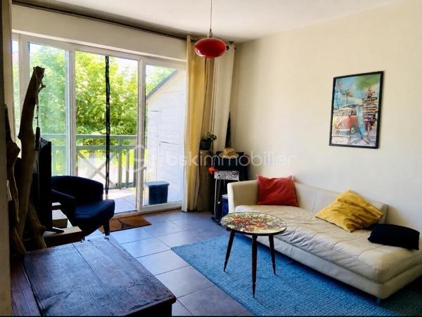 Situé au 1er et dernier étage d’une petite résidence calme et verdoyante, cet agréable appartement T2 de 32 m² bénéficie d’un emplacement recherché au cœur du quartier prisé de Socoa.
À seulement 15 minutes de marche de la plage et dans une ambiance champêtre, l’appartement profite également de la proximité immédiate des commerces et des belles promenades à pied ou à vélo par les piste cyclables le long de la rivière « Untxin », cadre particulièrement agréable permettant de rejoindre facilement l’océan.

L’appartement se compose :

D’une entrée avec grand placard,
D’une salle d’eau,
D’une chambre avec placard ouvrant sur la terrasse,
D’un séjour lumineux avec cuisine ouverte donnant également sur une belle terrasse de 10 m² bien exposée sans vis à vis.

Une place de parking privative au sein de la résidence ainsi qu’un local vélos commun complètent ce bien.
Aucuns travaux à prévoir.
Un bien idéal pour une résidence principale, un pied-à-terre ou un investissement locatif, dans un secteur recherché de la côte basque.