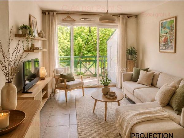 Situé au 1er et dernier étage d’une petite résidence calme et verdoyante, cet agréable appartement T2 de 32 m² bénéficie d’un emplacement recherché au cœur du quartier prisé de Socoa.
À seulement 15 minutes de marche de la plage et dans une ambiance champêtre, l’appartement profite également de la proximité immédiate des commerces et des belles promenades à pied ou à vélo par les piste cyclables le long de la rivière « Untxin », cadre particulièrement agréable permettant de rejoindre facilement l’océan.

L’appartement se compose :

D’une entrée avec grand placard,
D’une salle d’eau,
D’une chambre avec placard ouvrant sur la terrasse,
D’un séjour lumineux avec cuisine ouverte donnant également sur une belle terrasse de 10 m² bien exposée sans vis à vis.

Une place de parking privative au sein de la résidence ainsi qu’un local vélos commun complètent ce bien.
Aucuns travaux à prévoir.
Un bien idéal pour une résidence principale, un pied-à-terre ou un investissement locatif, dans un secteur recherché de la côte basque.