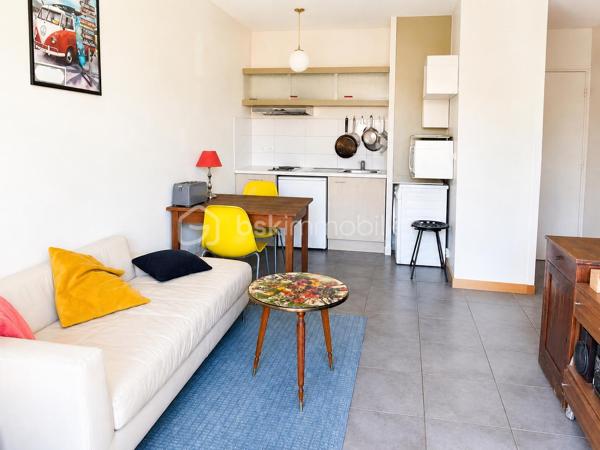 Situé au 1er et dernier étage d’une petite résidence calme et verdoyante, cet agréable appartement T2 de 32 m² bénéficie d’un emplacement recherché au cœur du quartier prisé de Socoa.
À seulement 15 minutes de marche de la plage et dans une ambiance champêtre, l’appartement profite également de la proximité immédiate des commerces et des belles promenades à pied ou à vélo par les piste cyclables le long de la rivière « Untxin », cadre particulièrement agréable permettant de rejoindre facilement l’océan.

L’appartement se compose :

D’une entrée avec grand placard,
D’une salle d’eau,
D’une chambre avec placard ouvrant sur la terrasse,
D’un séjour lumineux avec cuisine ouverte donnant également sur une belle terrasse de 10 m² bien exposée sans vis à vis.

Une place de parking privative au sein de la résidence ainsi qu’un local vélos commun complètent ce bien.
Aucuns travaux à prévoir.
Un bien idéal pour une résidence principale, un pied-à-terre ou un investissement locatif, dans un secteur recherché de la côte basque.