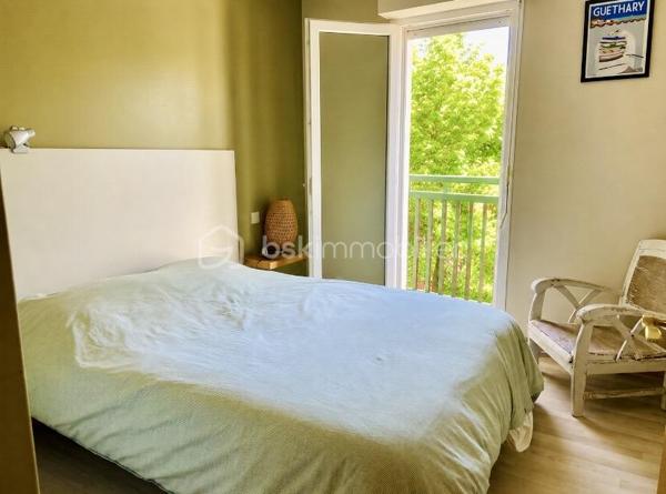Situé au 1er et dernier étage d’une petite résidence calme et verdoyante, cet agréable appartement T2 de 32 m² bénéficie d’un emplacement recherché au cœur du quartier prisé de Socoa.
À seulement 15 minutes de marche de la plage et dans une ambiance champêtre, l’appartement profite également de la proximité immédiate des commerces et des belles promenades à pied ou à vélo par les piste cyclables le long de la rivière « Untxin », cadre particulièrement agréable permettant de rejoindre facilement l’océan.

L’appartement se compose :

D’une entrée avec grand placard,
D’une salle d’eau,
D’une chambre avec placard ouvrant sur la terrasse,
D’un séjour lumineux avec cuisine ouverte donnant également sur une belle terrasse de 10 m² bien exposée sans vis à vis.

Une place de parking privative au sein de la résidence ainsi qu’un local vélos commun complètent ce bien.
Aucuns travaux à prévoir.
Un bien idéal pour une résidence principale, un pied-à-terre ou un investissement locatif, dans un secteur recherché de la côte basque.