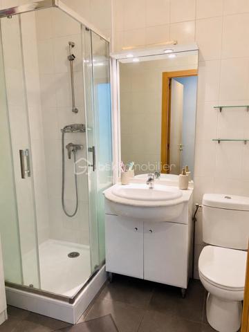Situé au 1er et dernier étage d’une petite résidence calme et verdoyante, cet agréable appartement T2 de 32 m² bénéficie d’un emplacement recherché au cœur du quartier prisé de Socoa.
À seulement 15 minutes de marche de la plage et dans une ambiance champêtre, l’appartement profite également de la proximité immédiate des commerces et des belles promenades à pied ou à vélo par les piste cyclables le long de la rivière « Untxin », cadre particulièrement agréable permettant de rejoindre facilement l’océan.

L’appartement se compose :

D’une entrée avec grand placard,
D’une salle d’eau,
D’une chambre avec placard ouvrant sur la terrasse,
D’un séjour lumineux avec cuisine ouverte donnant également sur une belle terrasse de 10 m² bien exposée sans vis à vis.

Une place de parking privative au sein de la résidence ainsi qu’un local vélos commun complètent ce bien.
Aucuns travaux à prévoir.
Un bien idéal pour une résidence principale, un pied-à-terre ou un investissement locatif, dans un secteur recherché de la côte basque.