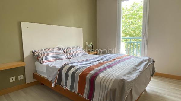 Situé au 1er et dernier étage d’une petite résidence calme et verdoyante, cet agréable appartement T2 de 32 m² bénéficie d’un emplacement recherché au cœur du quartier prisé de Socoa.
À seulement 15 minutes de marche de la plage et dans une ambiance champêtre, l’appartement profite également de la proximité immédiate des commerces et des belles promenades à pied ou à vélo par les piste cyclables le long de la rivière « Untxin », cadre particulièrement agréable permettant de rejoindre facilement l’océan.

L’appartement se compose :

D’une entrée avec grand placard,
D’une salle d’eau,
D’une chambre avec placard ouvrant sur la terrasse,
D’un séjour lumineux avec cuisine ouverte donnant également sur une belle terrasse de 10 m² bien exposée sans vis à vis.

Une place de parking privative au sein de la résidence ainsi qu’un local vélos commun complètent ce bien.
Aucuns travaux à prévoir.
Un bien idéal pour une résidence principale, un pied-à-terre ou un investissement locatif, dans un secteur recherché de la côte basque.