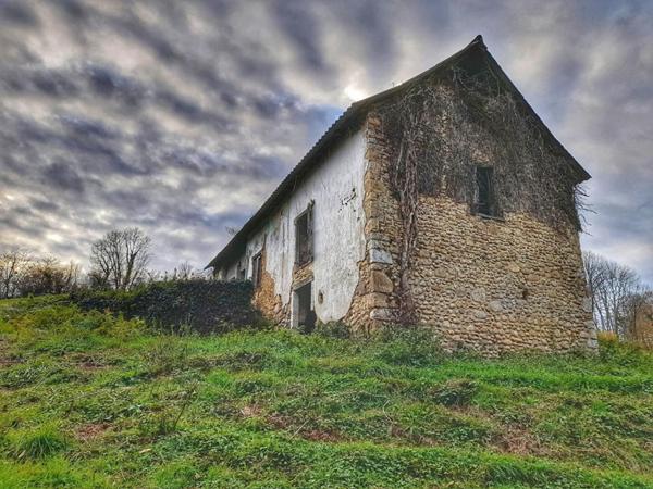 Propriété à rénover avec grand terrain et panorama sur les Pyrénées