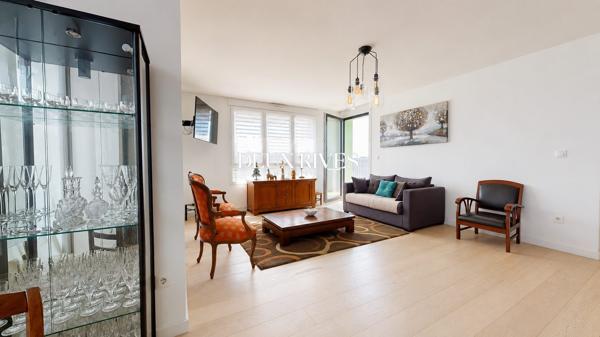 Beau T4 , 3 chambres au dernier étage avec ascenseur , terrasse et double parking