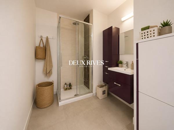Beau T4 , 3 chambres au dernier étage avec ascenseur , terrasse et double parking