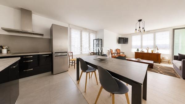 Beau T4 , 3 chambres au dernier étage avec ascenseur , terrasse et double parking