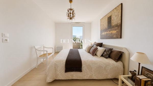 Beau T4 , 3 chambres au dernier étage avec ascenseur , terrasse et double parking