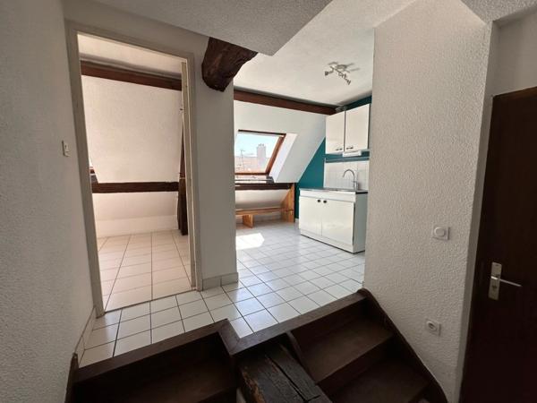 DIJON CENTRE PLACE SAINT MICHEL UN T3 DE 71.60 M2 AU SOL DANS UN SUPERBE HOTEL PARTICULIER
