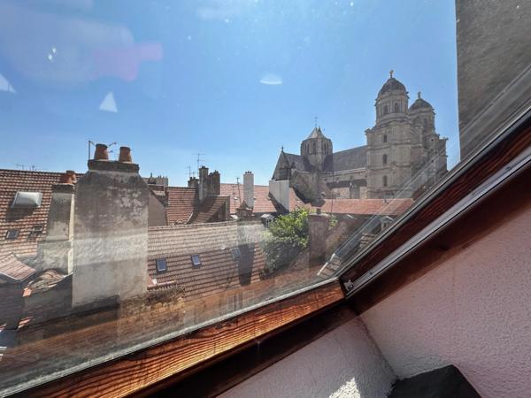 DIJON CENTRE PLACE SAINT MICHEL UN T3 DE 71.60 M2 AU SOL DANS UN SUPERBE HOTEL PARTICULIER
