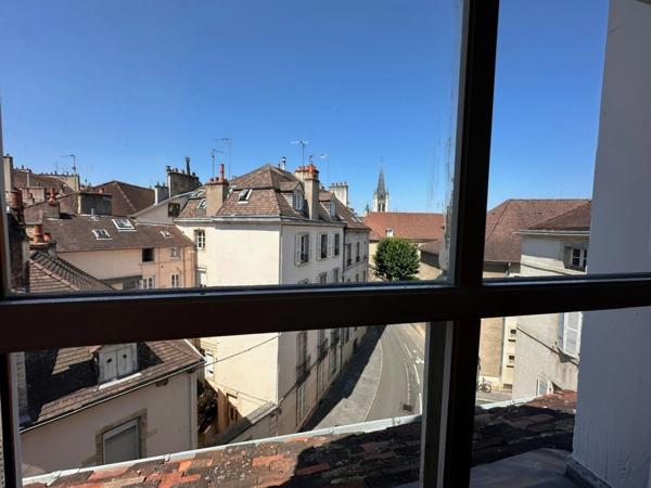 DIJON CENTRE PLACE SAINT MICHEL UN T3 DE 71.60 M2 AU SOL DANS UN SUPERBE HOTEL PARTICULIER