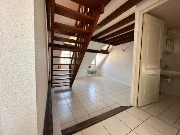 DIJON CENTRE PLACE SAINT MICHEL UN T3 DE 71.60 M2 AU SOL DANS UN SUPERBE HOTEL PARTICULIER