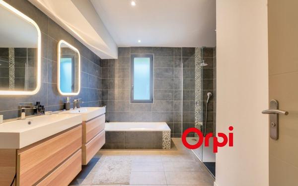 Appartement à vendre    4 pièces • 116,80 m2 Charbonnières-les-Bains