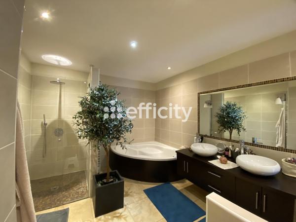 Maison
         5 pièces
        - 149 m² Exclusivité 257 000 € *