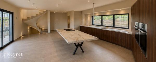 Appartement type t5 243M2 parking rooftop piscine