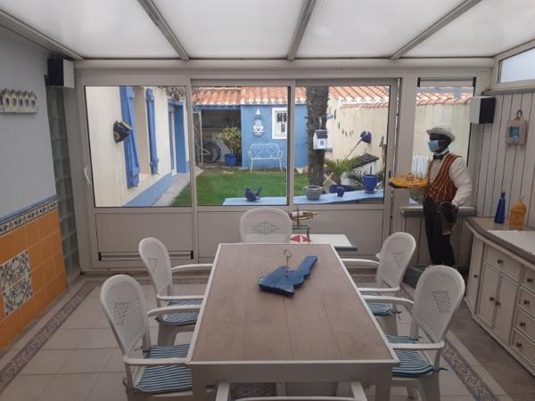 Sur Noirmoutier, près du centre-ville, belle maison de plain-pied en parfait état, avec 4 chambres sur propriété de 462 m2.