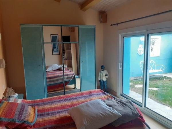 Sur Noirmoutier, près du centre-ville, belle maison de plain-pied en parfait état, avec 4 chambres sur propriété de 462 m2.